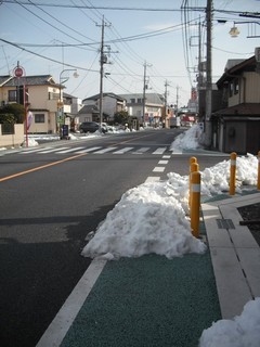 行田市内を通る国道125号の残雪